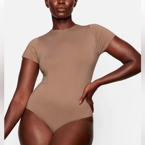 SKIMS- ESSENTIAL T-SHIRT BODYSUIT